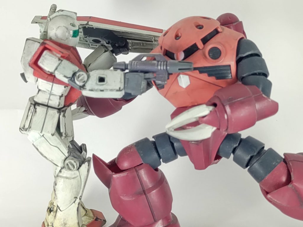 最後は、これも絶望的に躍動感が出ていないですけど、劇中の例のポーズ再現させたプラモデルの数ギネス1位のこれやらせてください。このためにジャブローに散るのオリジナルの引用していいような画像調べたんです。それが、こちらhttps://www.gundam.info/special-series/native-gundam-remastered/special-series_native-gundam-remastered_20080205_142p.html GUNDUM.INFO なので大丈夫なやつだと思います。小さいですけど、良く見てください、やられるシーンだけ、ジムのビームサーベルがランドセルの右側になってました。Amazon Primeでも確認したんですが、直前のシーンでちゃんと左にあったのに刺されるときだけ右。という40年ごしに新発見したところで終わります。脱線長いテキスト含めて見ていただいたみなさん、本当にありがとうございます。