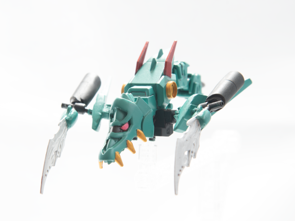 オリジナルギミック、【鎌霧(カマキリ)】に分離します。サポートメカ的な要素を入れることは割と初期段階から構想していたのですが、モチーフ選びが大変だった……結局「ウムガルナ」を一応モチーフ元ということに。鎌といえばザクレロだと思ったので(あれはヒートナタらしいですが、まあ)。