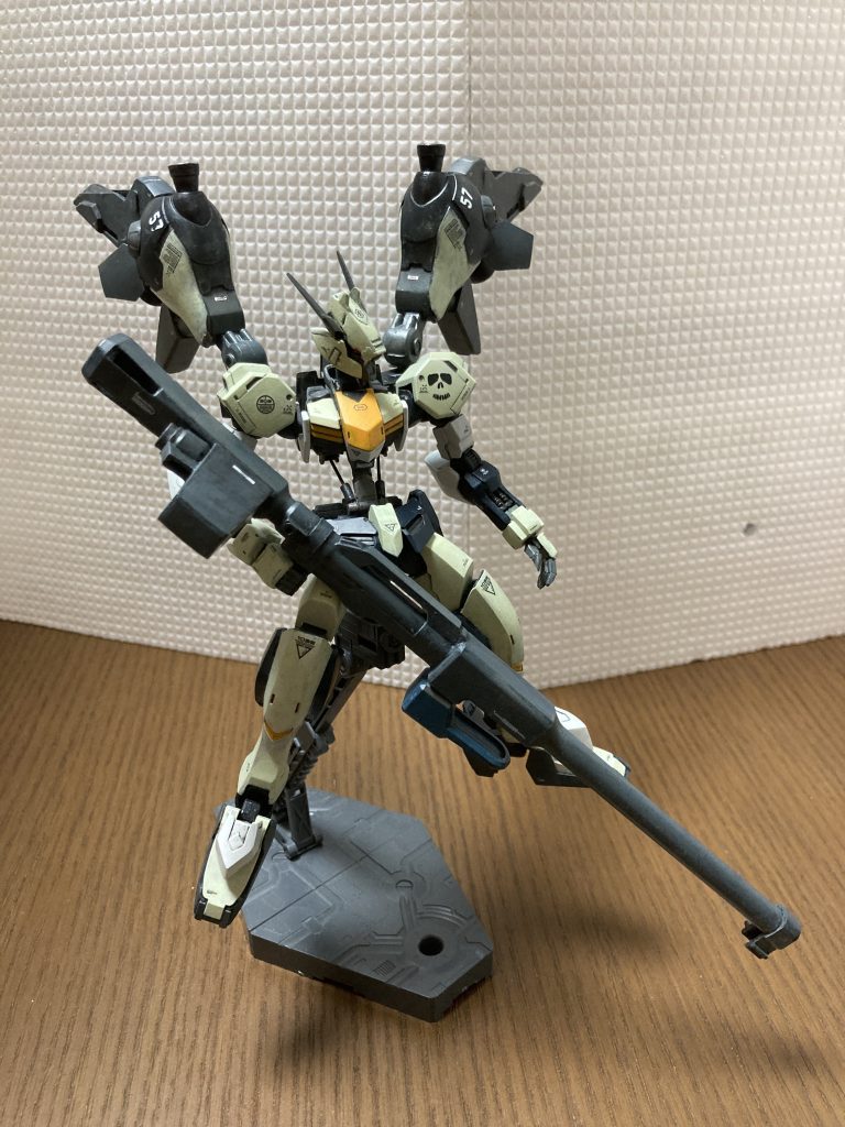 長ーいバズーカはミキシングです。旧1/144ニューガンダムバズーカ、旧1/144ヴァイエイトのバズーカ、旧1/144 GP03のバズーカとライター部品+弾倉部はぷらばんで作りました。