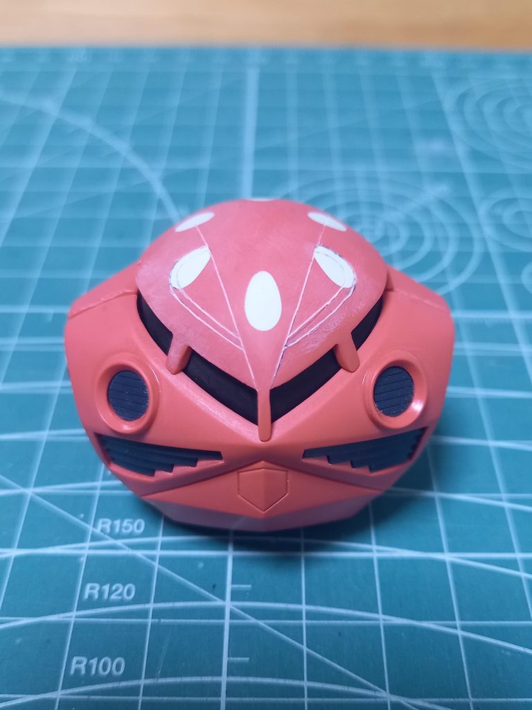 頭部のロケット穴を埋めてスジ彫りしています❗頭部を見た時、何故かザクレロに見えたんですよね…ということで、ザクレロ風にスジ彫りしてみました😋スジ彫りは、あまりしなかったので難しかった😣💦(かなりガタガタです…)