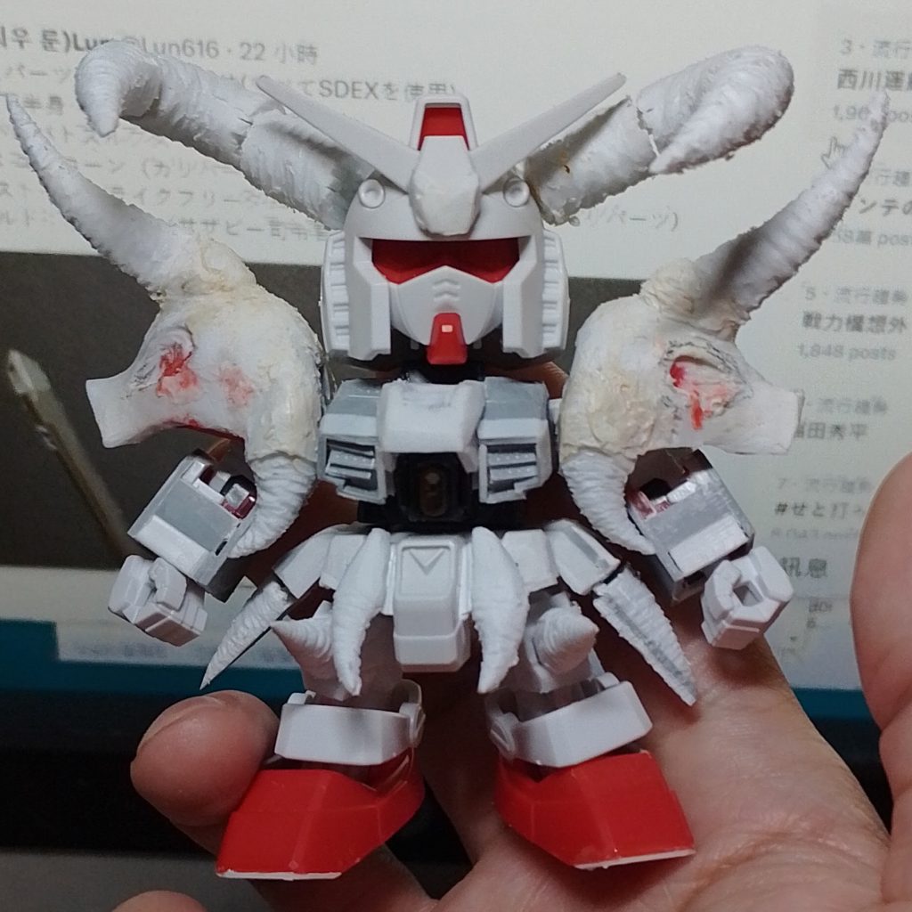 (11/10)今日の進捗は、肩アーマーをフェロクロムで溶かして整形し、角を1.2mmのプラ板数枚で接着し、角のザラザラ感を手持ちサンダーで研磨する作業です。
