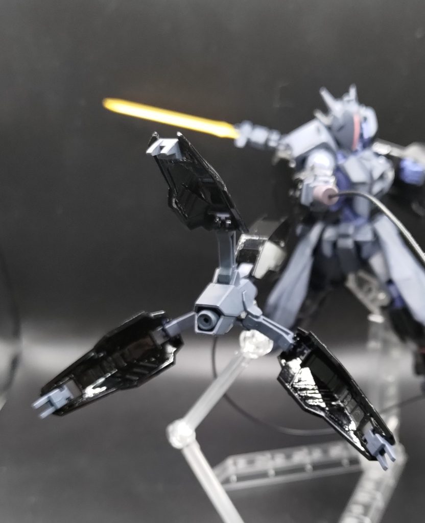 右腕に装備している。遠隔アームシステム「ファーカレス」です。アームを閉じて爪を展開する突撃形態だけでなく、画像のようにアームを開いた捕縛形態としても使用可能です。もちろん敵機への攻撃用としても使用できますが、移動用の補助装置としての機能も併せ持っているため、阿頼耶識システムといえど実現できない軌道で移動することもできる。