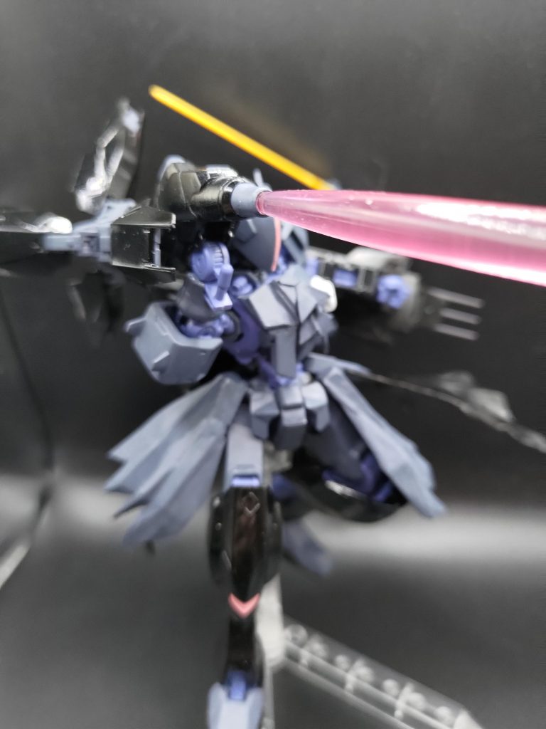 この機体のパイロットは、厄祭戦における技術発展に多大なる貢献をしただけでなく戦闘技術にも長けていた稀な存在でしたが、その思想および技術は非人道性を理由に秘匿されています。ただ、パイロット本人は人類存続を第一に考えており、カートリッジにした部下の名前をすべて覚えているなど、部下を愛していたことは事実でした。ただ単純に、底抜けに人でなしだっただけです。この技術が現代の反乱を鎮圧した機体に繋がるのは、彼の功績といえるでしょう(妄想)