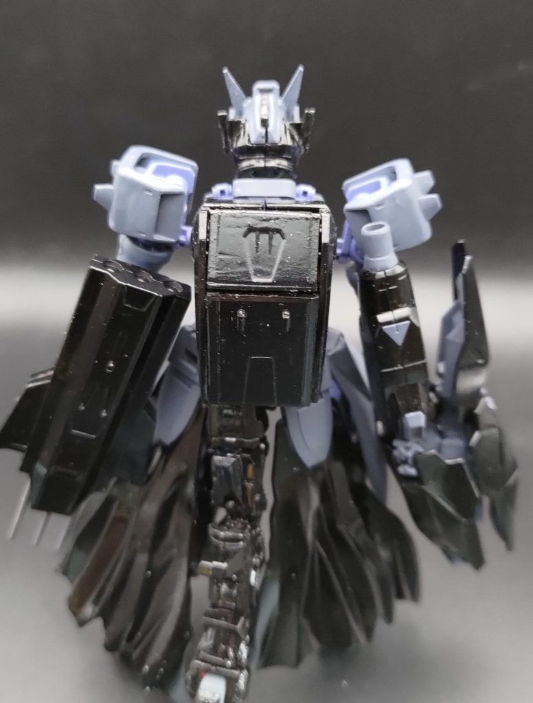 機体背面の様子です。背面にあるのは、負荷分散システム「ゾアホリック」です。負荷分散と銘打っていますが、負荷を分散しているのではなく、肩代わりさせるシステムです。
