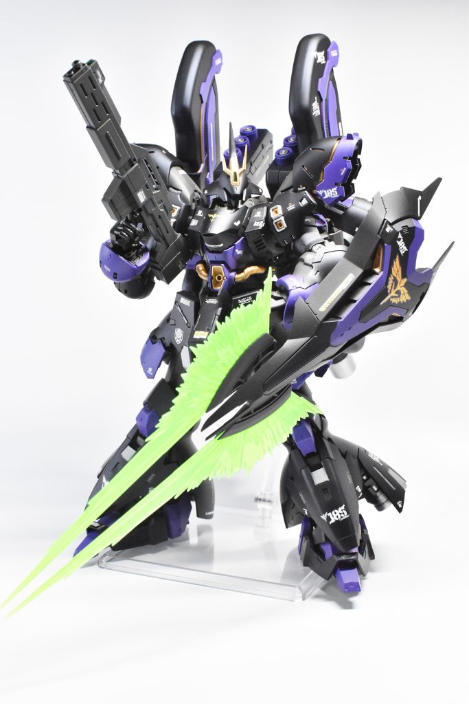 意識してなかったですが、配色的にはバイ〇ンマン専用高機動型サザビーみたいになってしまいました　笑