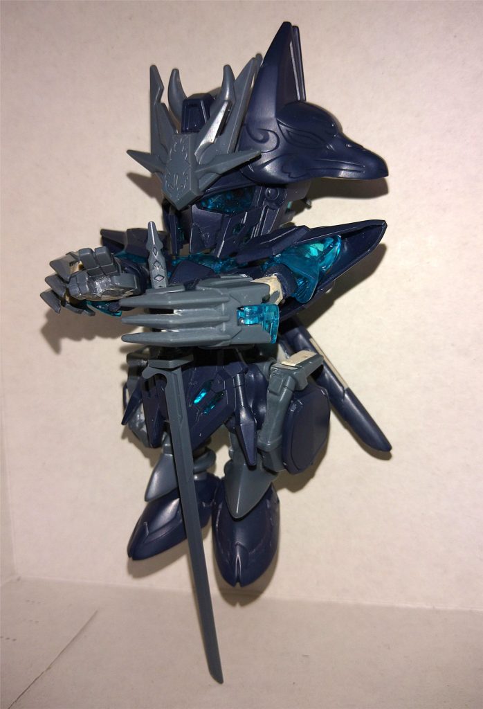 キットのままでは箱絵ポーズがとれないので腕とかを改修しております。