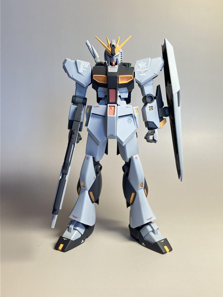 （普段サフレス塗装という事もあり）一向に終わらない古いサフ缶があったので、全体に吹いてから塗装作業スタート本体色：HJモデラーズカラーEX HRクールホワイト（下地に影響されているのか、仕上がりはかなりグレーになりました）胸部やふくらはぎ等：GSIクレオス ガンダムカラー MSファントムグレーフレーム部：（うなぎのタレ的）継ぎ足しオリジナル関節グレーなどアンテナ等：ガイアノーツ バーチャロンカラー マイルドオレンジコックピットハッチやアゴ部：HJモデラーズカラー マスオレッド 