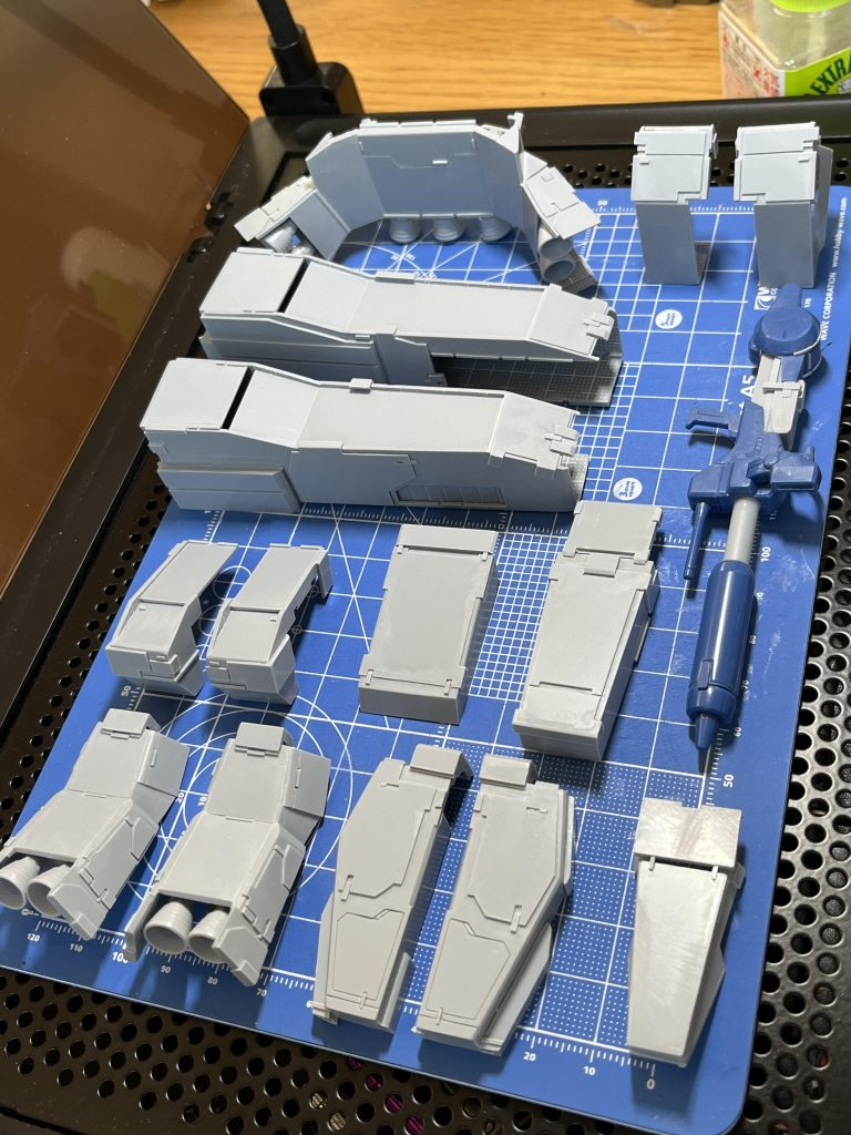 塗装前の追加武装たち。どんだけプラ板刻んだことか。