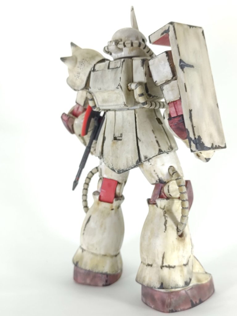 バーニアないと本当にただのランドセルみたいで淋しい。さて、左膝の関節だけ赤々としているのがお気付きでしょう。リヴァイブ前のモデルだと思うのですが、膝が後ハメぽく太股+関節パーツをヒザ下のパーツに後から刺す構造なんですが、やたら膝の可動域が狭いしすぐ外れてしまうなぁと思っていて、説明書を確認!!