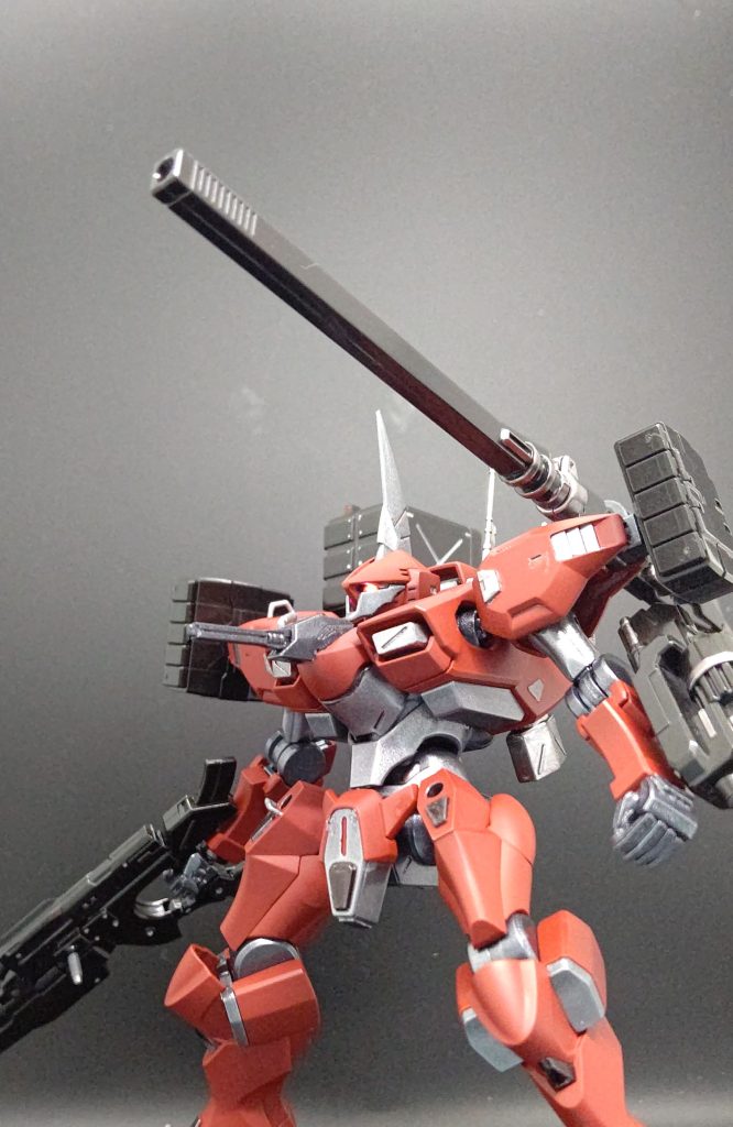 背部ミサイルは特に開いたりせず、 キャノンは折り畳みで展開可能。