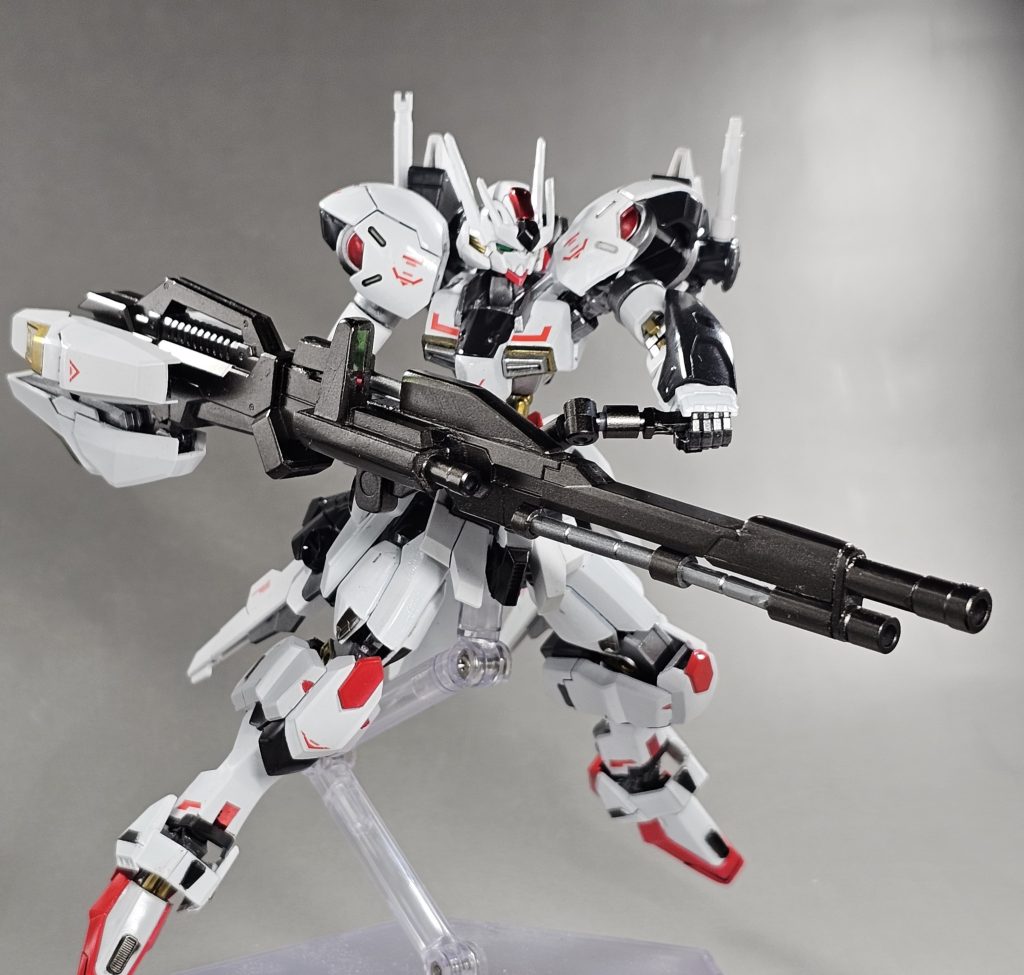 右腕に固定し、左手はグリップを掴むことも可能。