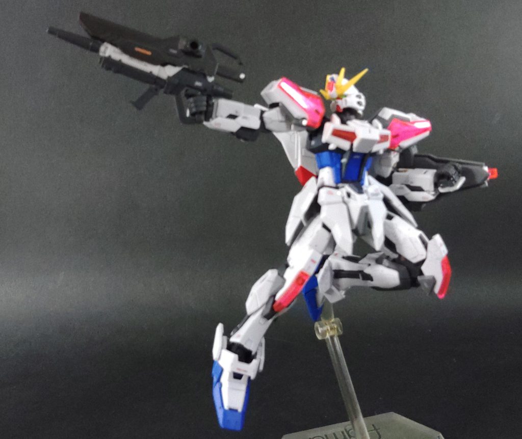 ストライクといえばこのポーズ。RGの可動指ではEGのライフルをまともに持てないので、RGのライフルをストックレス化してその上からジャケットを被せる方式に変更しました。サイドアーマーの裏が寂しいので、見せパーツとしてアーマーシュナイダーを入れてあります。