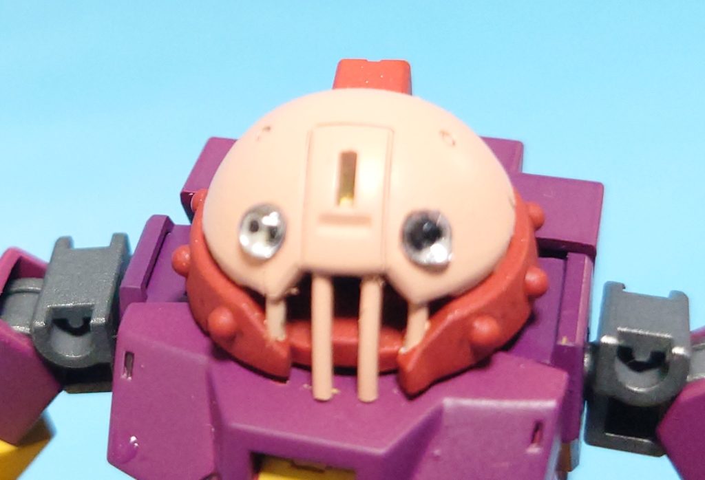 地球寮寮長のマルタンの為にヌーノとオジェロがジャンクから組み上げた機体です。頭部センサーの部品が入手できなかったのでコックピットを頭部に移設して有視界で操縦します。