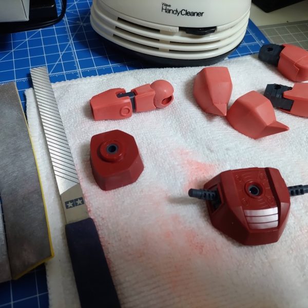 過去作含めて作り終わった機体は何体もあるのですが、写真を撮るのが億劫で全然上げられず、新たに箱を開けて作り始めたんですが、合わせ目が盛大に...。完全に試されていますよ。HG の 070と少々古いキットなので仕方ないというか、番号通りの少々古さを感じますね。写真に映ってないけど、関節部のグレーの柔らかい素材(何て言うんでしたっけ)は諦めました。ということで、明日も精神と時の部屋でヤスリがけです。写真2枚目、精神と時の部屋後。なんとかなった。写真で甘い所発見したので追い込みます。ヤスリの目詰まりとヤスリをかけたプラモ側を今まで歯ブラシで落としていたんですが、マイクロファイバーがいいとの情報を得たのでその辺に転がってたマイクロファイバーの布で拭いたら一拭きで綺麗になって今までの苦労は何だったんだってなりました。早速、専用にマイクロファイバー雑巾5枚セットをDソーで買ってきましたよ。あと、WaveのHandy Cleaner も合わせて快適度爆上がりです。（2枚目）