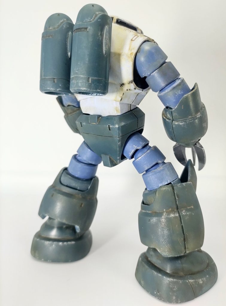 背負っている筒(!?)2つはふつうに合わせ目消すべく頑張ったのですが、何日かして気付いたら白化して縦線が出てきてしまいました。塗装なしだとフォローのしようがないので辛い。