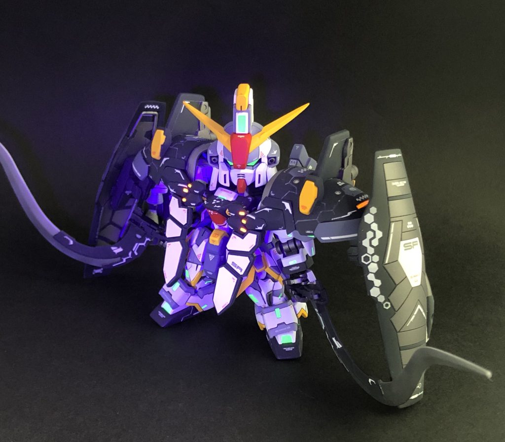 蛍光塗料で塗装した箇所は、ブラックライトで照らすと光ります