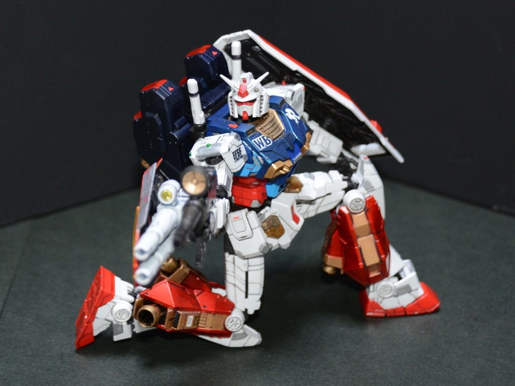 このキットほんと良く動きますね。少し関節が弱ってきて右腕が下がり気味ですが。