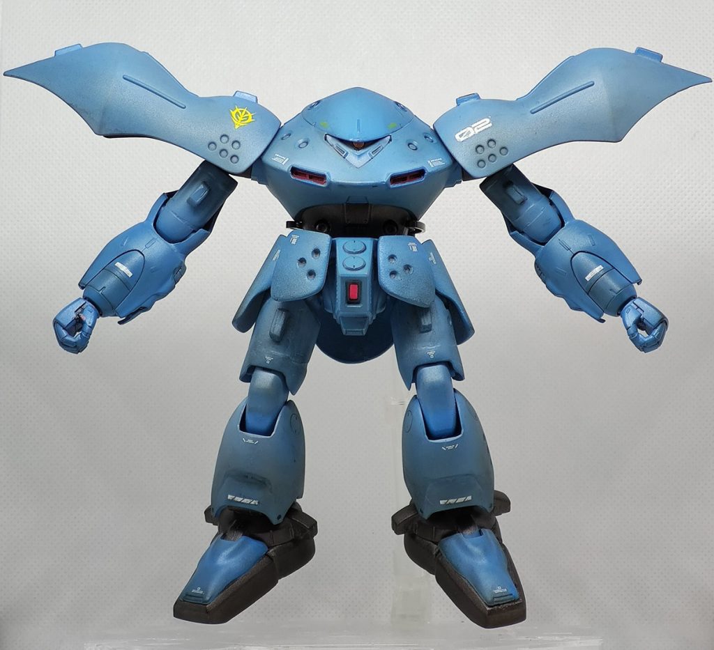 実際のハイゴッグでは両肩の装甲には水中航行時の側面カバーの役割があるようですが、陸戦専用の場合は・・・相手に威圧感を与える効果を狙っている(という事にしておきます)。