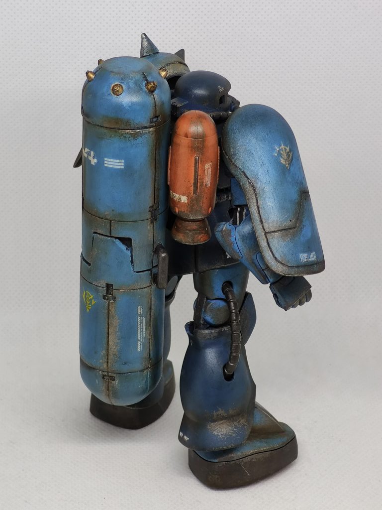 背中のコンテナはかなりでかいです。武装的には先端に魚雷を6門装備しています。