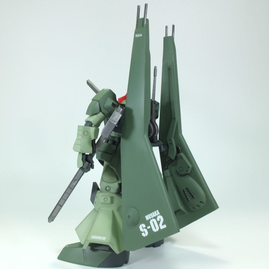 側面。グライバインダーは、デジタルモデリングで、前にシャア専用ディジェを作った時の使いまわしです。軽量化してギリ自立するようにしました