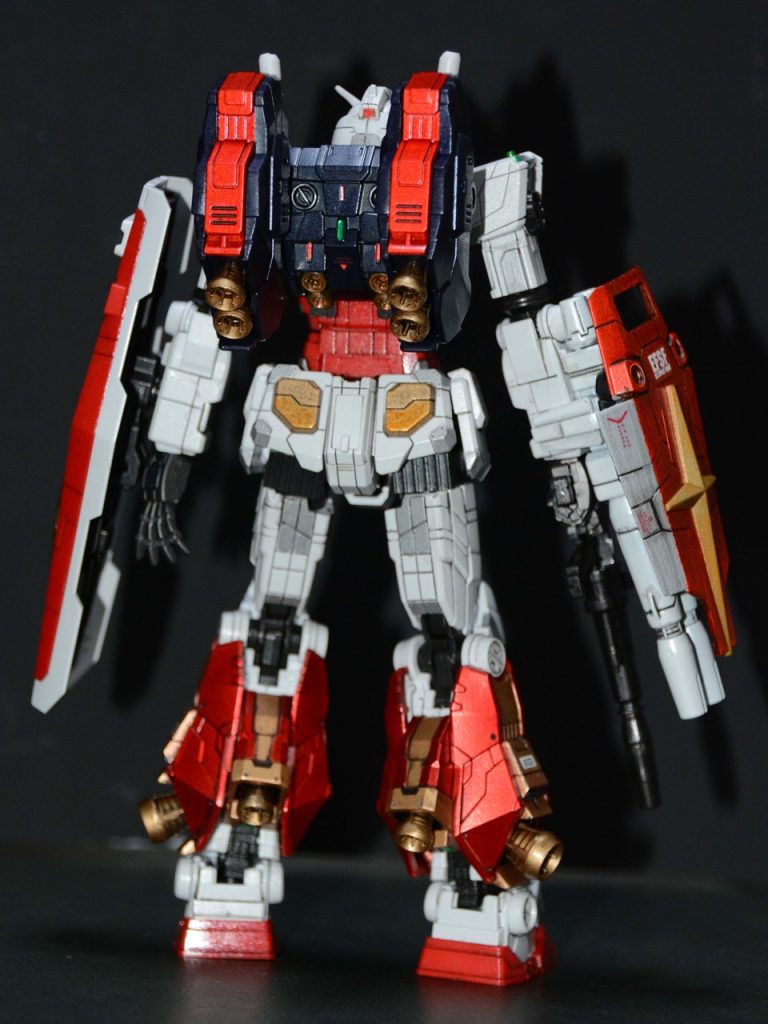 背中。ブースターいっぱいで高機動型ですね。