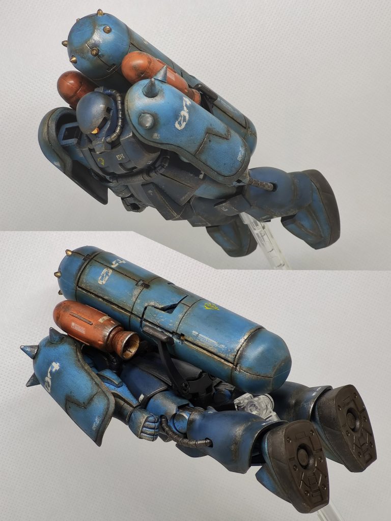 海中航行時は丸い形状の肩装甲で腕部を覆って抵抗を減らすように進みます。