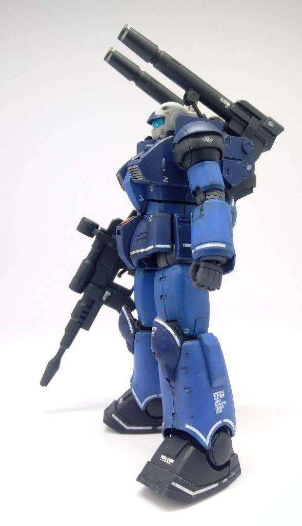 特徴的な顎は取っ払い、ヒサシ中央下部を0.5mm延長、いつものガンキャノンの顔に整形しました。キャノン砲シリンダー取り付け部を後ハメ加工、それ以外はノーマルのまま組んでます。デカールは最初期型とサイドストーリーズ汎用のものを使用。基本塗装後、青・グレーそれぞれ明るめの色を二段階ドライブラシして仕上げました。写真ではあまりわかりませんね･･･😂