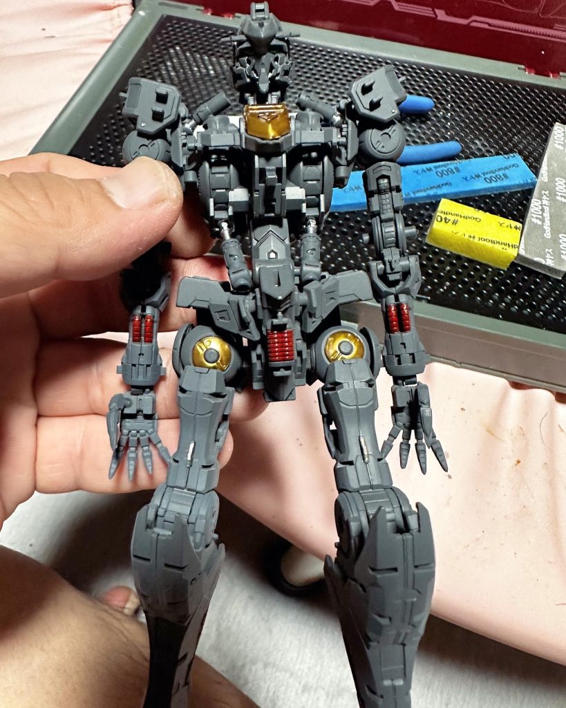 フレームはメカサフスーパーヘヴィで塗装。動力パイプは赤で塗装しました。バルバトスは血生臭いのが似合うと思いこの色合いにしました。外装つけると腕しか塗ったのはわかりません。。w