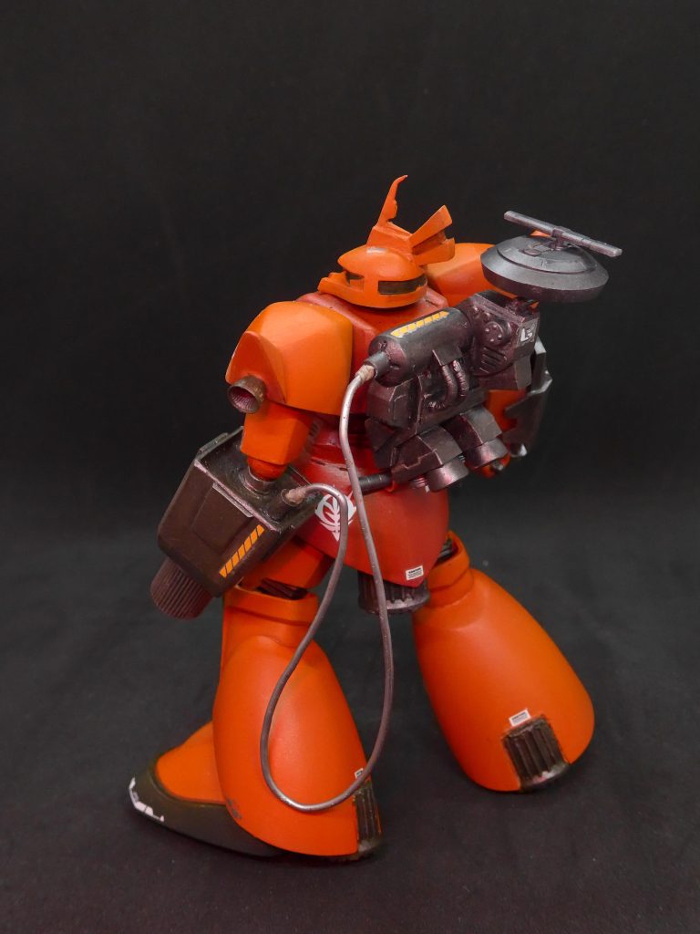 バックパックは索敵力向上(レドーム)、サイコミュのコントロール(左腕と有線接続)機動力向上に寄与しています。お尻と足に剝き出しの巨大バーニアつけてみました。