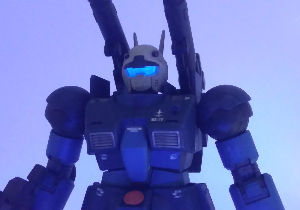 カメラ部は蛍光クリアーを塗ったのでブラックライトに反応します。