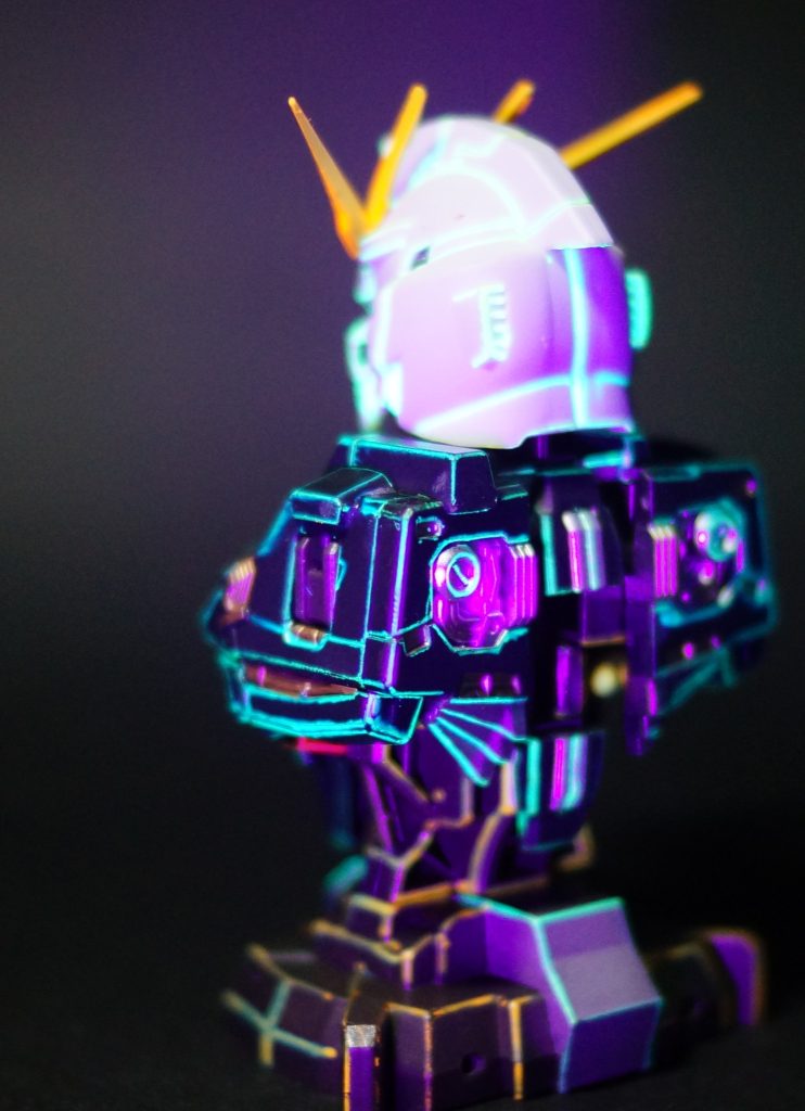 6. 内部メカなく、カラー外装にスタンドフレームだけなので、中はスカスカ(笑)。