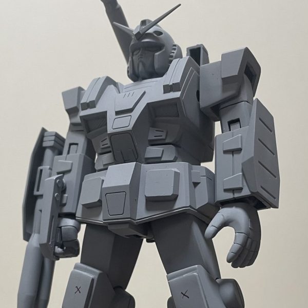 今年2度目のフルアーマーガンダムを作っています。肩アーマーW＋2mmキャノンL＋15mm首・肩・足首をP.C.化捨てサフ吹いたところで膝のモールド復元し忘れに気付きましたw（1枚目）