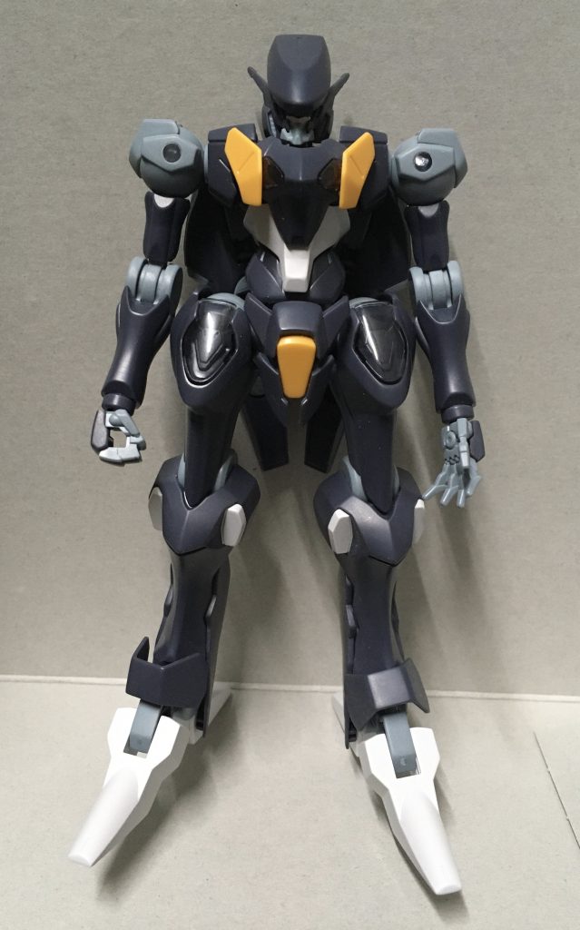 ここからは制作工程を。先代と言う事もあり、若干パーツの配置換えをした以外は元のファラクトから引き算、後は肩の穴にランナーで蓋したり色分け用に筋彫ったくらいですかね。銃はガンダムジエンドの物を加工して持たせています。拳銃持ちガンプラは幾つかあれど、リボルバー式はなかなか居ないんですよね…。((>_< ;)