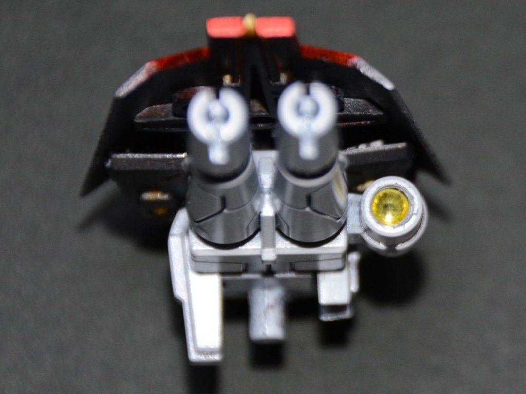 こだわりのライフルスコープ。100均のキラキラに油性ペンの黄色で色付けして穴を拡張してはめ込んでいます。