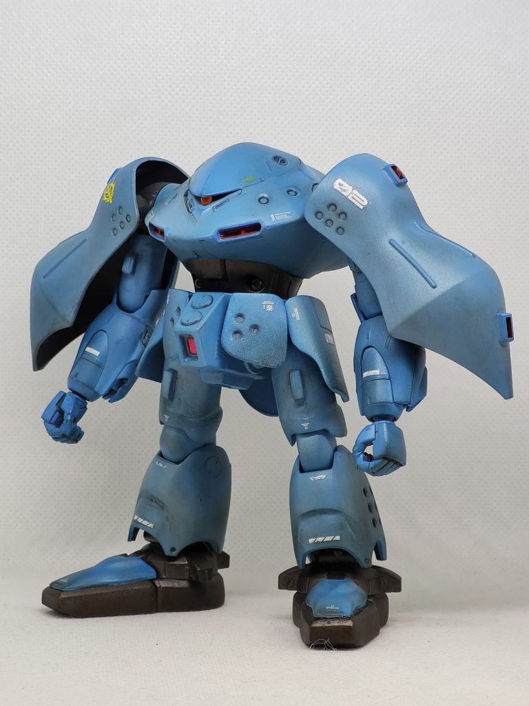 両肩の装甲をちゃんと活用するとすると、こんな感じでしょうか。ハイゴッグ感が一気に無くなってしまいますね。おそらく艦載時のドック内では折りたたんでいるんじゃないかと想像します。