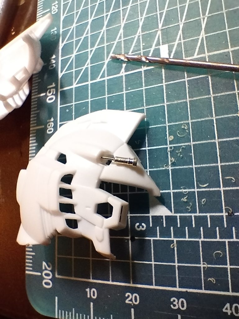 9. 今回は教えてもらったコネクタを使ってバルカンの銃口をアップグレードしてみました。いつもただの金塗りだけで誤魔化してますが、今回は金属で、嬉しいです。