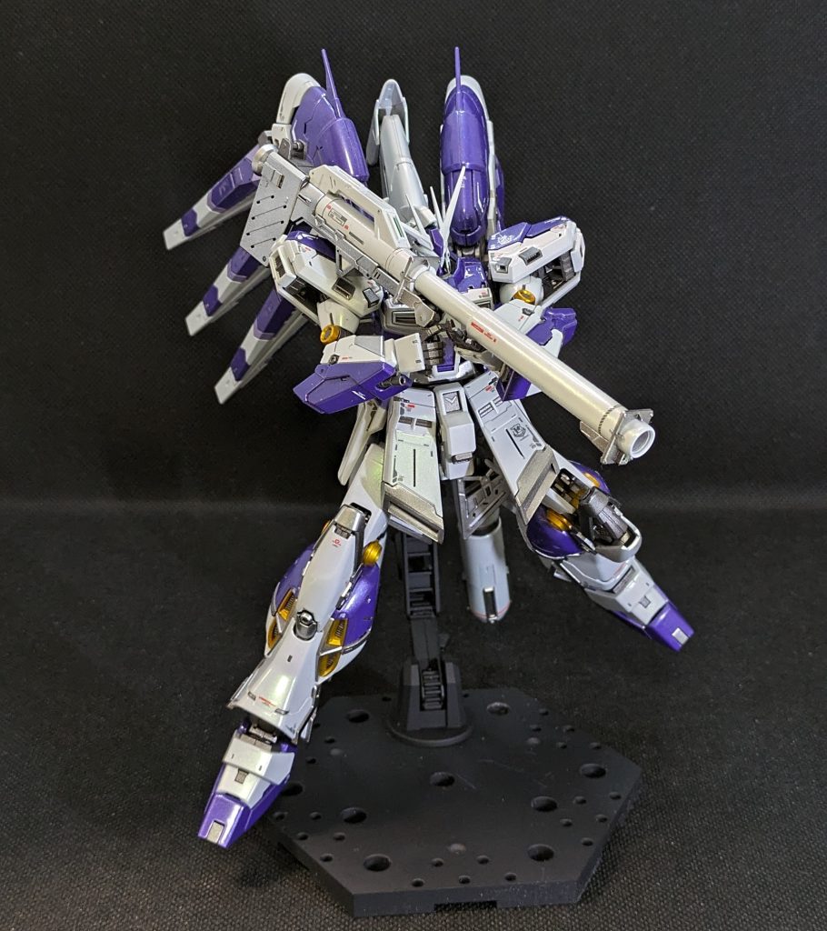 ニュー・ハイパー・バズーカを構えた感じもしっくりくるマッシブな体型もRG版が好きなところでもあります。