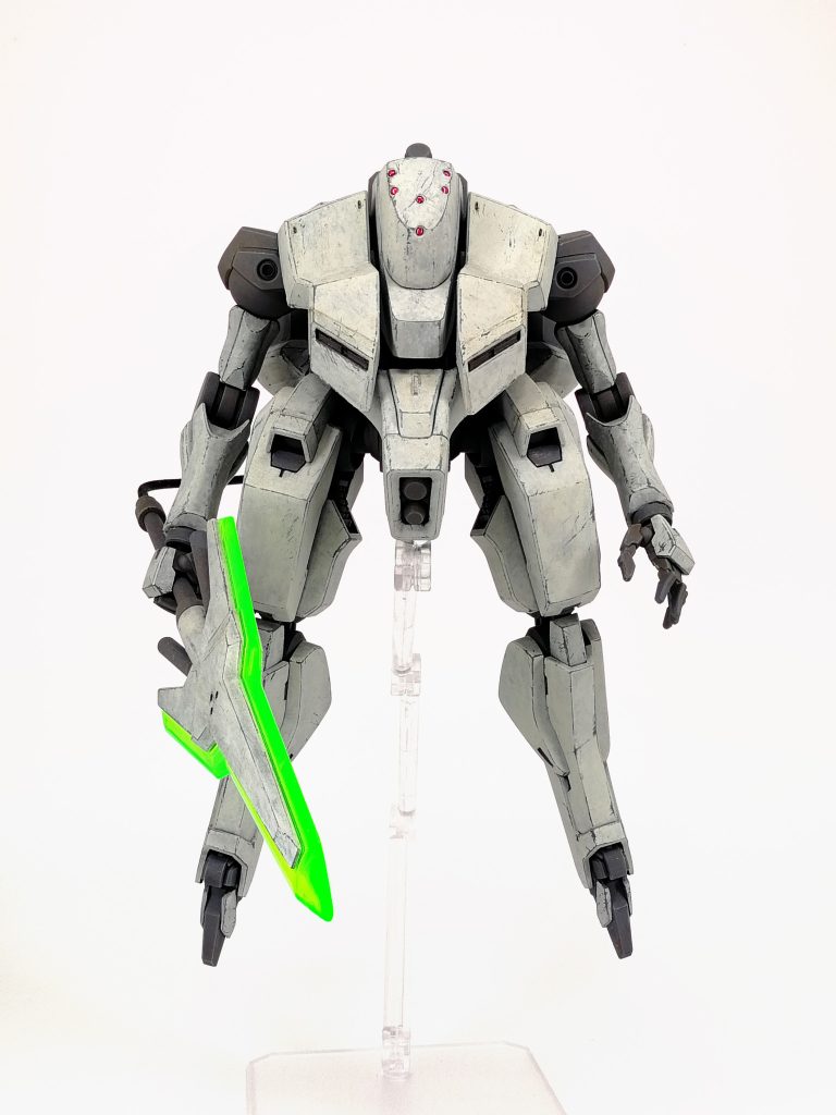 胴体部分はメッサーラを元に頭部分を成形して六眼のオリジナル顔に変更。目の部分は1ｍｍのグラスファイバーを使用して奥をホワイトで塗っているので通常のクリアパーツよりも反射効率が良く明るく見えやすくなっています。内部にミライトも設置出来るので直接発光にも対応可能。腕の付け根部分はガンダムファラクトの物と混ぜてジャンクパーツで馴染ませています。腰の部分で大胆にカットして可動軸を仕込みガーベラテトラの腰と接続。ガーベラテトラの腰はフロントの装甲部分以外をフレームとしてディテールを他部分に合わせてスジボリ等追加して整えました。腕はほぼそのままのガンダムファラクトの物。スジボリの掘り直しとディテール追加のみです。脚は百里の物をベースに爪先をベギルベウの物と混ぜ込んでクロー状に変更しました。元の百里の関節はすべて生きているので開いて足首を接地することは出来ますが流石に自立は不可能です。他は股間接続部ディテールの馴染ませとスジボリの掘り直し、ディテールの追加やアトハメ等の基本工作のみ。