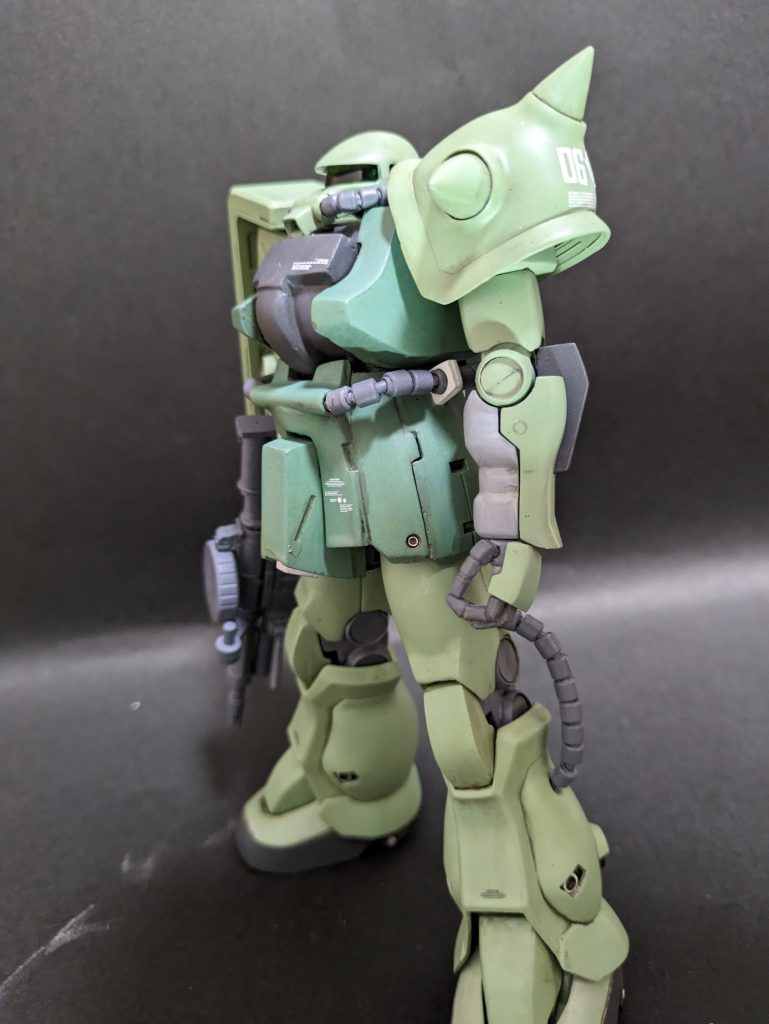 F2ザクが発表された当時、どうしてもコレジャナイ感がありましたのでその辺りを改修してます。頭部、胸部、スパイクアーマー、スカート、膝周り、脛、足首などが主な改修ポイントです。