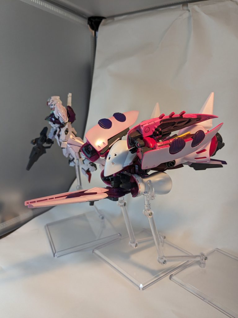 一応、分離状態。戦闘機に見えるといいな…エリクトなのでエスカッシャンの動きがデタラメだがエスカッシャンが可動出来る範囲が合体時より狭くなる