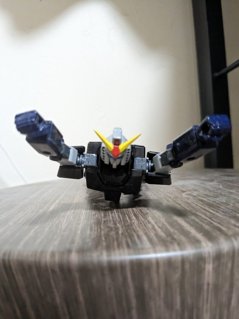 ジェットスクランダーはありません。飛んでるつもりです。トミカやプラレールならカミさんの財布の紐も少し緩むのですが、超合金には紐ががっちり絞まります。買ってやれないのならせめてと、EGをマジンガーカラーで塗って「マジンガーガンダムだよ、ネオジャパンの代表だったやつ」と言い聞かせて誤魔化す父親。