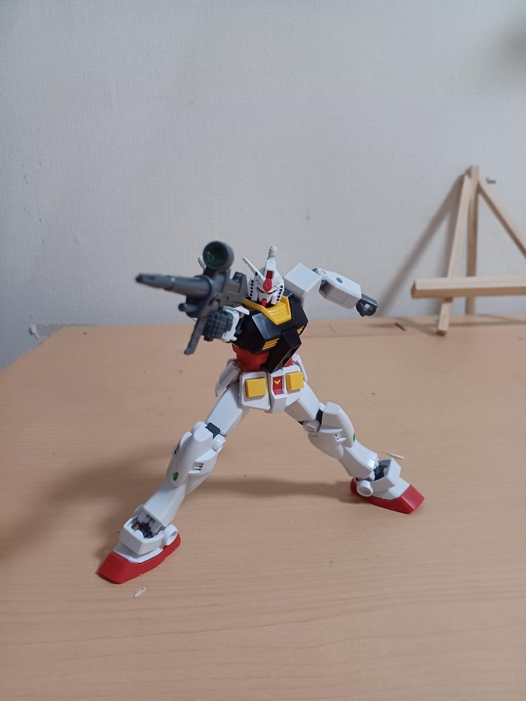 ビームライフル装備です。HGと違って手の表情がつけれませんが、気軽に組み立てたり、ポーズがつけやすいです！