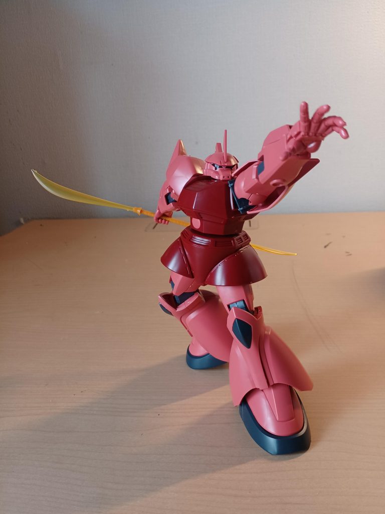 技術員「それはビームジェネレータを内蔵した近接武装ビームナギナタです。」シャア「ナギナタか...。出力もそこそこだな...。」