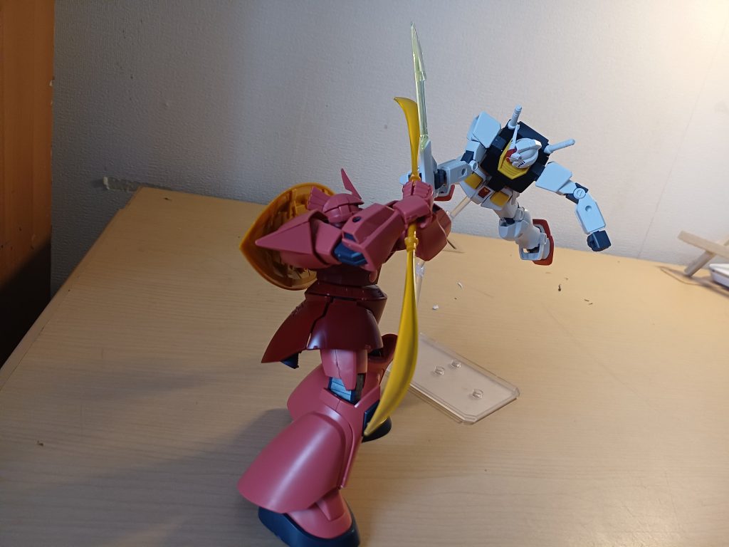 シャア「ちぃ...！」ジャックス「赤い彗星!?」ジャックス•オールン年齢:23才性別:男趣味:ギャンブル家族は、ブリティッシュ作戦時に死亡。ジャックスは施設育ちの傭兵。地球連邦軍特殊任務遂行部隊「デーゴス」の隊長。