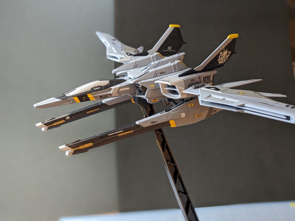 可変翼の戦闘機といえば、Ｆ14TOMCATしか無いんですよね。私的に。ビーム砲？を何色で仕上げるか迷いましたが、全体の統一感を優先しました。