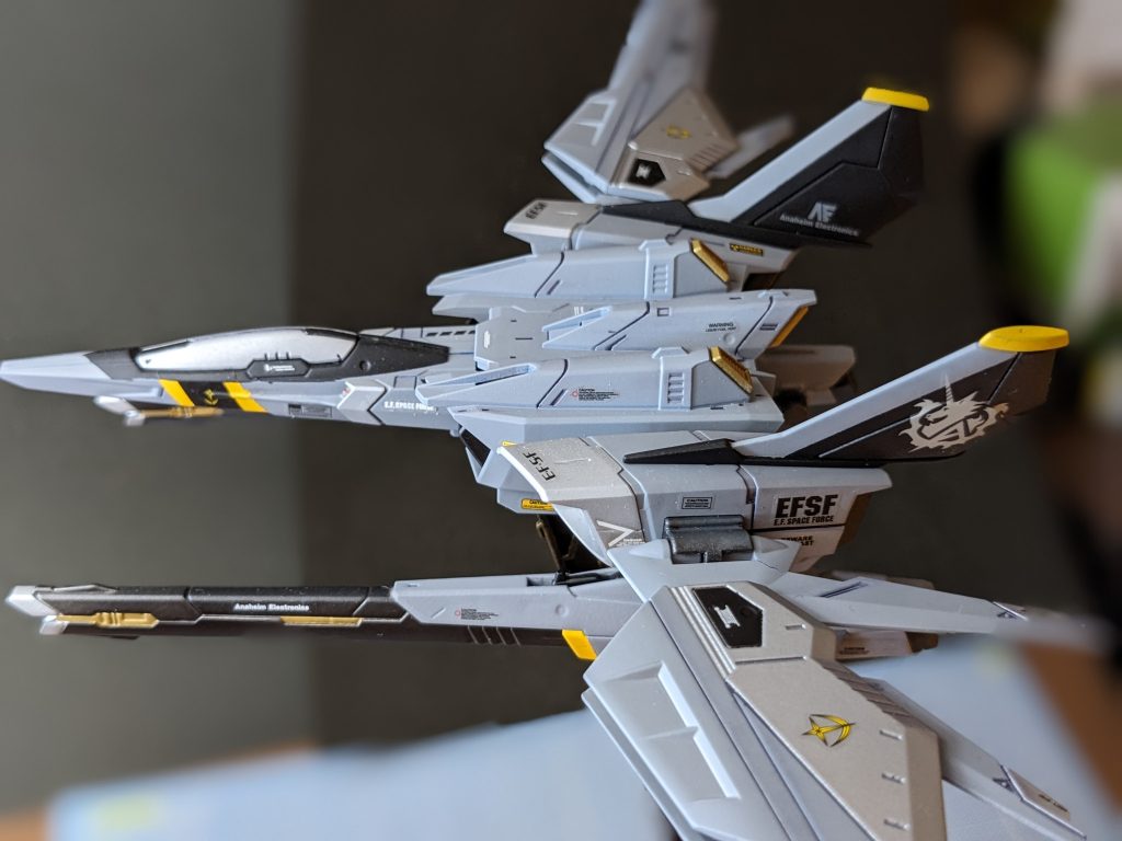 デカールは胴体多め、主翼少な目にしてます。主翼を取り付けるときに、なかなか入らず付根が割れました😰