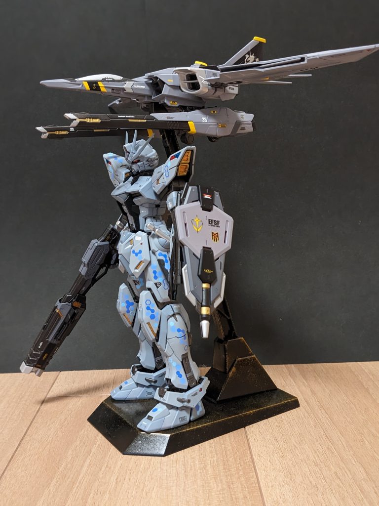 ドッキング前のキット全体です。付属の台座だけにサイズがピッタリ👍こうやって見るとビルドブースターがデカイですね。