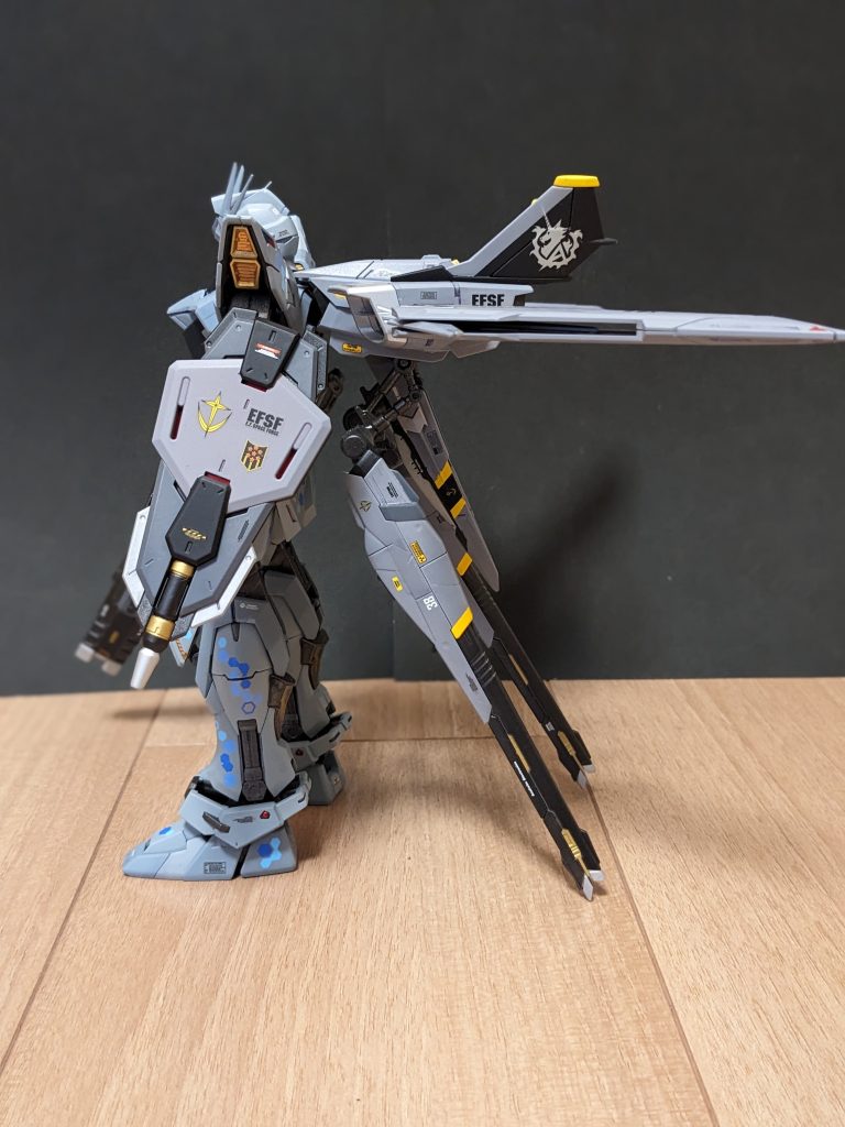 サイドから。大型ビーム砲に支えてもらってる感がありますね。このときは主翼は水平のまま