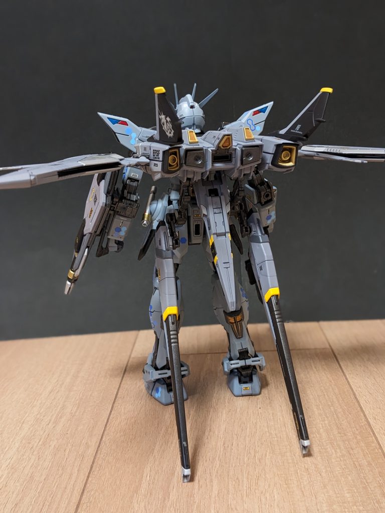 後姿。マスターグレードだけにキットのままでも密度感ありますね。