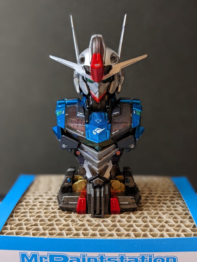 正面からはこんな感じです。HG組んだときは女性っぽい印象でしたが、こうやって見ると男前ですね。